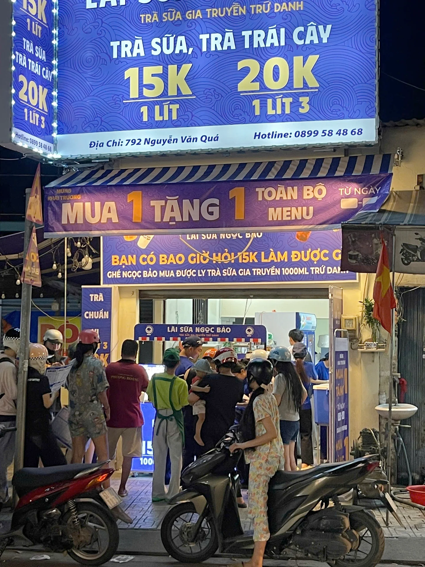 Khách mua trà sữa mang đi tại quầy Nguyễn Văn Quá